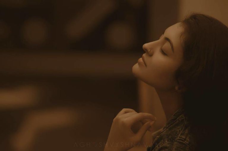 ഹൊറര്‍ സിനിമ ചെവി പൊത്തിപ്പിടിച്ച് കാണുന്ന പ്രേതം നായിക