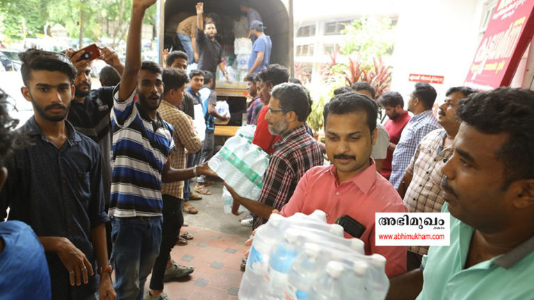 തിരുവനന്തപുരം മേയര്‍ വി കെ പ്രശാന്ത് വോളന്റിയേഴ്‌സിനൊപ്പം