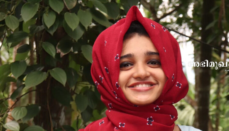 വിധിയെ തോല്‍പ്പിച്ച 'നിലാവ് പോലെ ചിരിക്കുന്ന പെണ്‍കുട്ടി'; ഫാത്തിമ അസ്ല താണ്ടിയ വേദനയുടെ ദൂരങ്ങള്‍, fathima asla, fathima azla, doctor fathima asla, doctor fathima azla, homeo doctor, homeo doctor fathima azla, osteogenesis imperfecta, interview, abhimukham