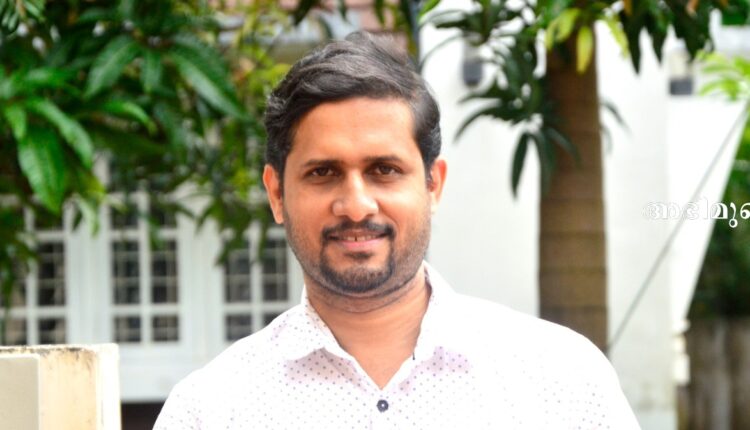 മുഖചിത്രം ഡിസൈനറുടെ വായനാബോദ്ധ്യം: ആടുജീവിതം കവര്‍ ഡിസൈനര്‍ രാജേഷ് ചാലോട് സംസാരിക്കുന്നു, aadujeevitham, aadujivitham, adujivitham, benyamin, aadujivitham najeeb, aadujeevitham rajesh chelode, interview, abhimukham