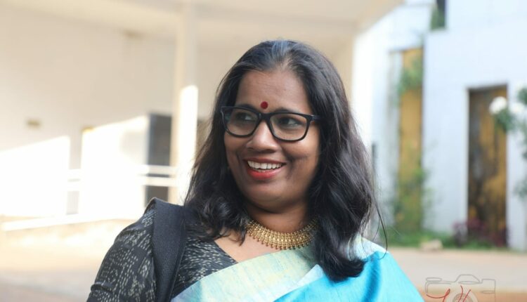 സംഗീതജ്ഞയുടെ രാഷ്ട്രീയത്തില്‍ സംഗീതം നിരപരാധി: പുഷ്പവതി പൊയ്പാടത്ത്‌, സംഗീതജ്ഞയുടെ രാഷ്ട്രീയത്തില്‍ സംഗീതം നിരപരാധി: പുഷ്പാവതി interview pushpavathy poyapadathu, celebrity interviews, abhimukham